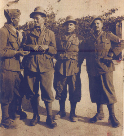 Pierino Gabrieli Pim a Bari, il 4 luglio 1941, in compagnia dei pezzazesi, soldati, nell’ordine, da sinistra a destra, Bontacchio Cesare di Luigi, poi sposo di Rita Arnaldina Ferraglio figlia di Maria dei Mafé; Piardi Faustino Bortolo di Giovan Maria dei Mafé, poi sposo di Piera Gallia da Marmentino e andati a vivere a Susa (Torino); Calcini Giuseppe “Fik”