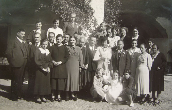 "Matrimonio di mia nonna Francesca, che sta al centro vestita di bianco con accanto lo sposo; sulla destra si vedono i parenti di lei, quindi probabilmente anche la madre Caterina Piardi, ma non so quale sia". (Con ogni probabilità la signora con colletto abbondante, quasi un foulard, a grandi quadri)