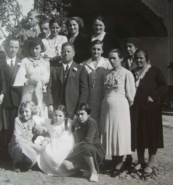"Matrimonio di mia nonna Francesca, che sta al centro vestita di bianco con accanto lo sposo; sulla destra si vedono i parenti di lei, quindi probabilmente anche la madre Caterina Piardi, ma non so quale sia". (Con ogni probabilità la signora con colletto abbondante, quasi un foulard, a grandi quadri)