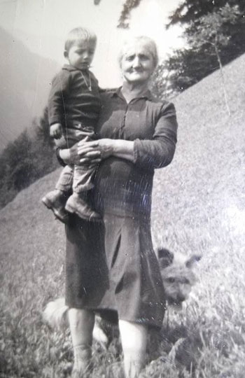 Carezze, 19.9.63. Angelo P. (1961) con nonna Caterina 'Brogna'