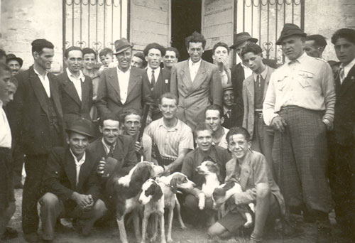 Gussago, anni '60 del secolo XX. Cacciatori gussaghesi al Santuario Madonna della Stella, sull'omonimo Colle (posto tra Val Trompia e Franciacorta, con panoramica visione di Brescia). Si scorgono anche alcuni Piardi (tra cui Francesco, classe 1911 e Enrico Bonfadelli Piardi pure lui dell'11, cugini)