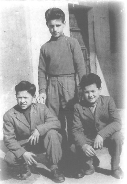 Cesare-Enrico-Cl-1936-in-piedi-con-amici-1953