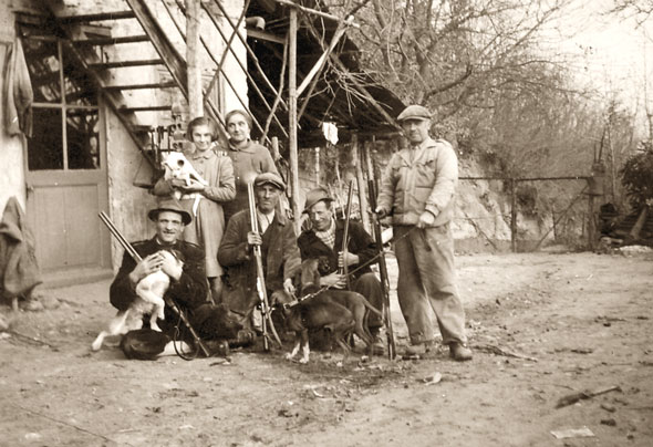Val Trompia. Faustino Piardi da Pezzaze, cl. 1916 e primo da sinistra, con amici cacciatori negli anni 1940