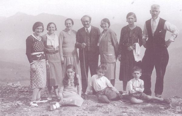 Piardi Giovanni Maria (1880) detto Grillo con amici ed ospiti al suo Rifugio PIARDI
