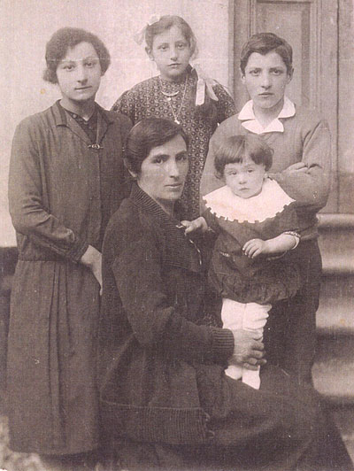 Famiglia detta 'Late', fine anni '20. In alto, da sinistra: Maria (1915) - detta 'Rissa' per i ricci capelli; Desiderata (1922), Bortolo (1916) - detto 'Lelecio' con fratellino e la madre Cecilia Teresa Viotti (1889). Infatti, Ivana Piardi di Ivan "Late-Catanì", appositamente interpellata, il 1° dicembre 2013 risponde: "Come fisionomia a me comunque ricorda la famiglia dei Late, di mio prozio Giovan Maria; (...)".