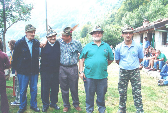 Pierino Gabrieli, il secondo da sinistra, insieme ai "suoi" alpini