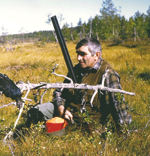 Svezia, anno 1993. "Milo" Domenico Piardi col carniere pieno, fuma la pipa