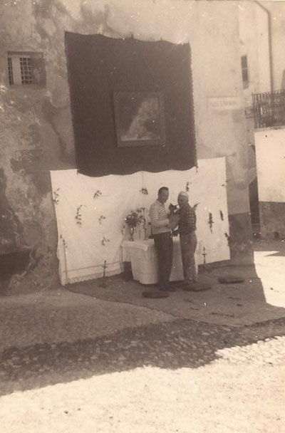 Piazza di Stravignino di Pezzaze. Preparativi con paramenti sacri per la Processione religiosa del CORPUS DOMINI, anni Cinquanta del Novecento; Giuseppe Piardi (1893) “Late” e “Cinì” Facchini