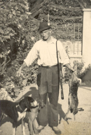 Francesco Piardi (Gussago, 1911), con i segugi e le lepri; quando viveva a Navezze l'anno 1961