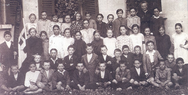 Gussao, giugno 1930, classe V elementare, tra gli scolari anche MARIANNA PIARDI (Gussago, 1919). Foto di gruppo del giugno 1930. Per g.c. di R. Faroni, da "Il Giornale di Gussago Calcio"- Foto ricordo di fine anno 1929- 30; MARIANNA è la seconda da destra nella fila di mezzo