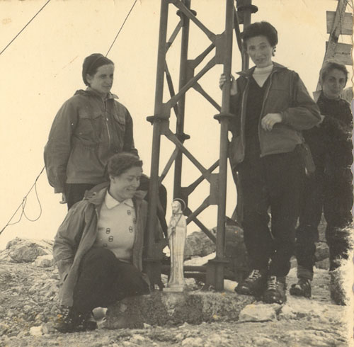 Marietta Piardi (1923), sorella di Marianna, con la cugina Libera Botti ed altre amiche sulla Marmolada, fine anni Quaranta
