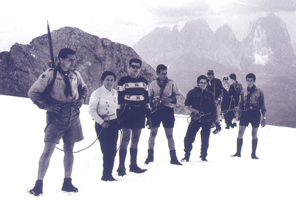 Marietta Piardi (1923), anno 1955, quinta in cordata sulla Marmolada con scalatori gussaghesi (Luigi Codenotti, Scout; Libera Botti; Gian Vincenzo Cerlini, Scout; Luigi Baresi, Scout; Marietta Piardi; Pierluigi Cavagnola, Scout)