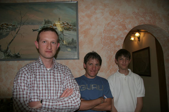 Cizzolo di Viadana, 8 Maggio 2005. Sono stati definiti, in questa occasione, "Tre Piardi Doc" per la forte somiglianza tra di loro con caratteristiche somatiche tipiche dei Piardi bresciani quanto di quelli mantovani; da sinistra Francesco Greotti di Rosangela Piardi da Gussago (BS); Gianfranco Piardi di Luciano da Cizzolo (MN); Tommaso Piardi di Gian Paolo da Lazise (VR)